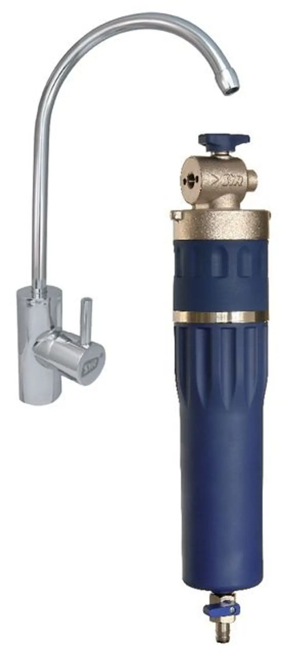 Kompaktfilter von Syr mit Auslaufhahn. Der Filter hat eine zylindrische Form in Blau mit einem Anwendungenventil und ist mit einem verchromten Wasserhahn verbunden.